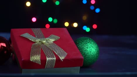 Weihnachtsgeschenk-Mit-Gelben-Bändern-Und-Blinkenden-Lichtern-Im-Hintergrund