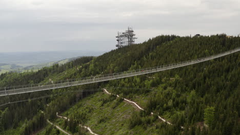 Längste-Hängebrücke-Der-Welt-In-Mähren,-Tschechien,-Drohnenaufnahme