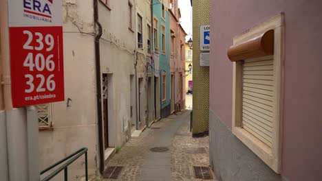 Calle-Estrecha-En-Coimbra-Con-Pavimento-De-Piedra