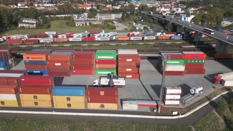 Spreader-Entlädt-Einen-Container-Von-Einem-LKW-Im-Flussfrachthafen-Von-Melnik
