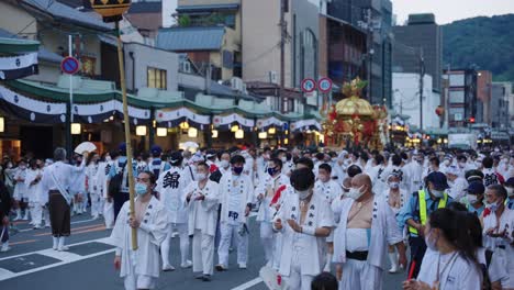 Prozession-Der-Gion-Matsuri-Festparade-Am-Frühen-Abend