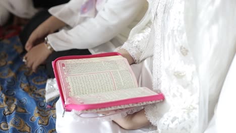 Muslimisches-Mädchen,-Das-Im-Monat-Ramadan-Ein-Heiliges-Islamisches-Buch-Oder-Einen-Koran-Liest