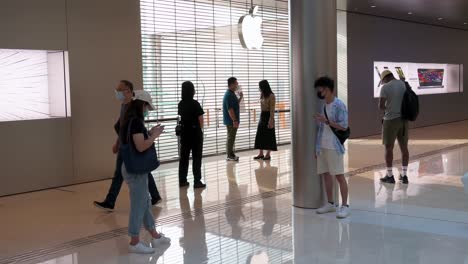 Se-Ve-A-Los-Compradores-Esperando-Que-Abra-La-Tienda-De-Apple-Durante-El-Día-Del-Lanzamiento-De-Los-Nuevos-Teléfonos-Inteligentes-De-La-Serie-Iphone-14-En-Hong-Kong