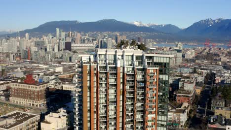 Elevándose-Por-Encima-Del-Edificio-De-Apartamentos-Independiente-Con-El-Paisaje-Urbano-De-Vancouver-En-Columbia-Británica,-Canadá