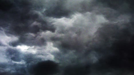Tormenta,-Nubes-Oscuras-En-El-Cielo-Con-Relámpagos