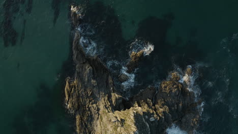 4k-Top-view-drone-shot-of-shallow-ocean-and-a-lonely-island-outside-Byron-Bay,-Australia