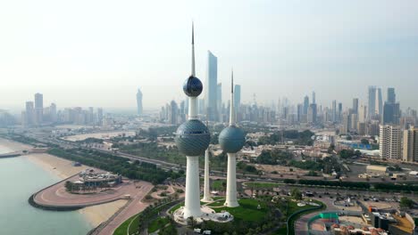 Filmische-Drohnenaufnahme-Der-Kuwait-Türme-Und-Der-Stadt