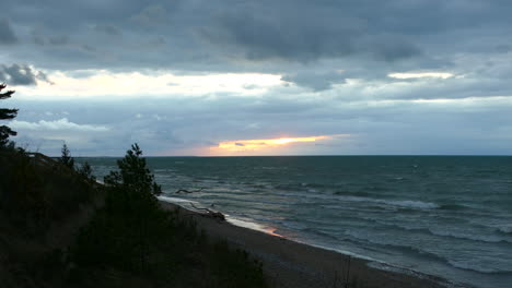 Cloudy-Sunset-Sky-Over-Lake-Erie-In-Ontario,-Canada-With-Wind-And-Waves