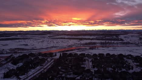 Luftdrohnenaufnahmen-Der-Goldenen-Stunde-Von-Verschneiten-Calgary-Häusern