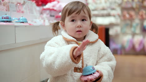 Niedliches-3-jähriges-Kleinkind,-Das-In-Einem-Einkaufszentrum-Den-Knopf-Eines-Klingelspielzeugs-Drückt