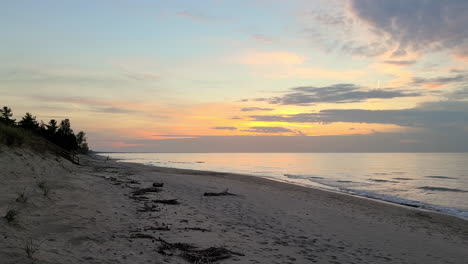 Wunderschöner-Sonnenuntergang-An-Der-Tropischen-Küste-Mit-Sandstrand-Und-Ruhigen-Meereswellen