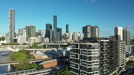Disfrute-De-La-Impresionante-Belleza-Del-Paisaje-Urbano-De-Brisbane-Desde-El-Extremo-Oeste
