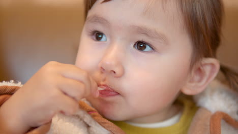 Ein-3-jähriges-Kleinkind-Isst-Joghurt-In-Einem-Einkaufszentrum
