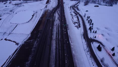Winterszenen-Im-Freien:-Luftaufnahme-Der-Schneebedeckten-Kanadischen-Berge-Mit-Drohne
