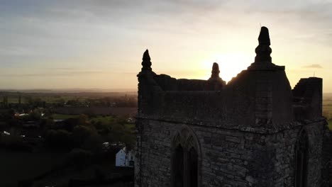 Parallaxen-Luftaufnahme-Der-Burrow-Mump-Kirche-Mit-Dem-Sonnenuntergang-Als-Hintergrund