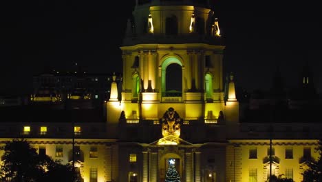 Blick-Auf-Das-Rathaus-Von-Pasadena-Bei-Nacht-Während-Der-Weihnachtsferienzeit,-Steigende-Luftaufnahme