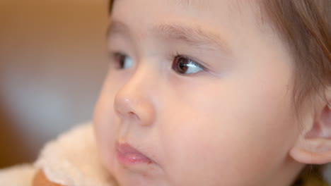 Nahaufnahmeporträt-Eines-Süßen-3-jährigen-Mädchens-Mit-Dem-Mund,-Das-In-Einem-Einkaufszentrum-Lebensmittel-Kaut