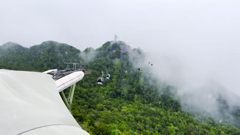 Eine-Aufnahme-Von-Seilbahnen,-Die-Im-Regen-über-Neblige-Berge-Auf-Der-Insel-Langkawi-Fahren