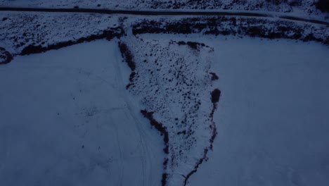 Fliegende-Drohne-über-Frostigen,-Schneebedeckten-Landschaften
