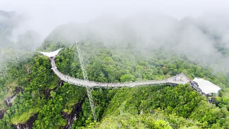 Die-Langkawi-Sky-Bridge-Ist-Eine-125-Meter-Lange,-Gebogene-Schrägseilbrücke-Für-Fußgänger-In-Malaysia