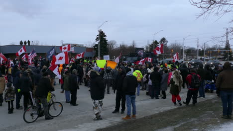 Multitud-Protesta-En-Libertad-Convoy-En-Windsor,-Ontario,-Canadá