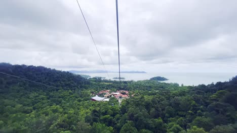 Eine-Aufnahme-Eines-üppigen-Grünen-Waldes-über-Den-Bergen-Von-Langkawi,-Malaysia