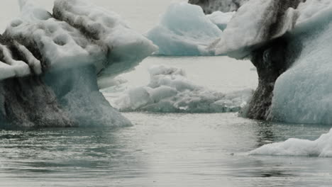 Glatter-Dolly-über-Der-Jokulsarlon-Lagune-Und-Schmelzenden-Eisfeldern,-Die-In-Echtzeit-Die-Besorgnis-über-Die-Globale-Erwärmung-Und-Den-Klimawandel-Zeigen