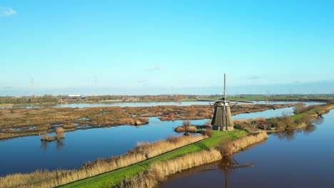 Wunderschöne-Spiegelung-Einer-Traditionellen-Windmühle-In-Kinderdijk-An-Einem-Klaren-Herbsttag