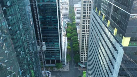 Aerial-panning-down-shot-of-Brisbane-skyscraper-under-construction-with-a-descending-external-lift
