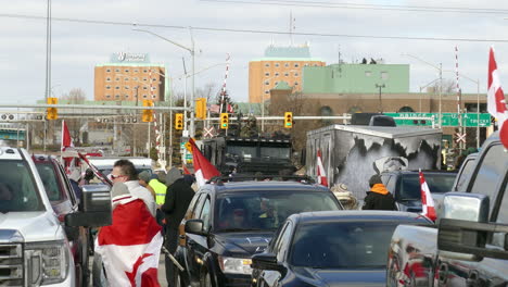 Protesta-Del-Convoy-De-Libertad:-Calle-Bloqueada-Por-El-Tráfico-Con-Camioneros-Que-Protestan-Por-Los-Mandatos-De-Vacunación-En-Windsor,-Canadá