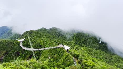 Luftaufnahme-Eines-Brückendecks-Auf-Dem-Gipfel-Von-Langkawi,-Malaysia,-660-Meter-über-Dem-Meeresspiegel