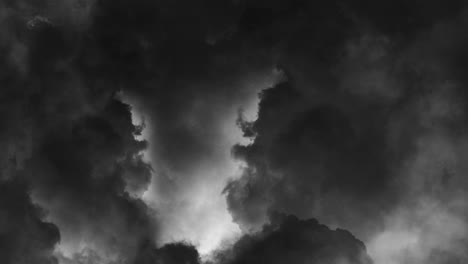 4.000-Dicke,-Dunkle-Kumulonimbuswolken-Bewegten-Sich-Und-Blitze-Zuckten-über-Den-Dunklen-Himmel