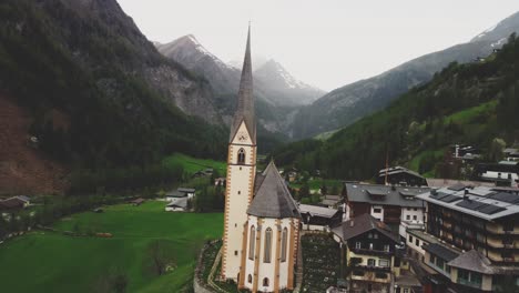 Nostalgische-Kirche-In-Einem-Grünen-Tal,-Umgeben-Von-Den-österreichischen-Alpen