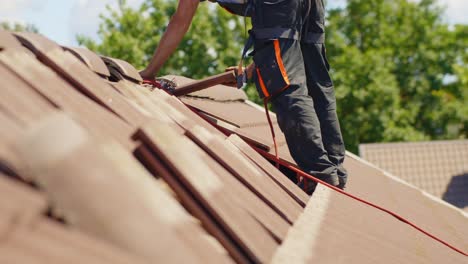 Entfernen-Der-Dachziegel-Eines-Wohnhauses-Für-Die-Installation-Von-Solarmodulen
