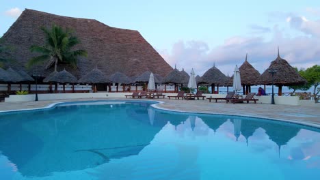 Nungwi-Beach,-Sansibar---Tansania---18.-Juni-2022---Resort-An-Der-Küste-Des-Indischen-Ozeans-In-Nungwi-Beach-Mit-Schwimmbad