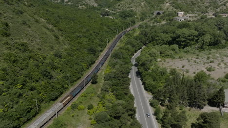 Tren-Industrial-Con-Vagones-Tolva-Que-Transportan-Carbón-En-Mtskheta,-Georgia