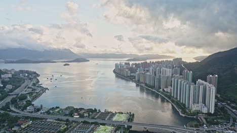 Vista-Aérea-Del-Amanecer-De-Ma-En-Shan-En-Shatin-Con-Cielo-Dramático,-Hong-Kong