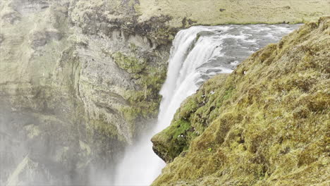 Statische-Aufnahme-Der-Spitze-Eines-Wasserfalls-In-Island-Im-Frühling