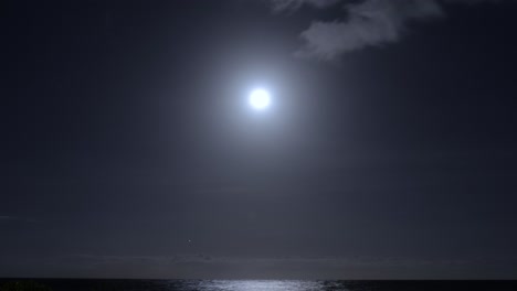 Luna-Llena-Brillante-Sobre-El-Océano-Hawaiano-Con-Estrellas-En-Movimiento