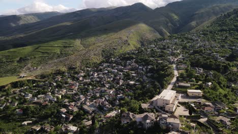 Kleines-Grünes-Dorf-In-Albanien
