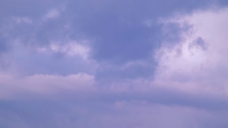 Nubes-De-Cúmulos-Esponjosas-Blancas-Volando,-Cielo-Azul-En-Movimiento-Rápido-En-El-Día-Nublado-De-Verano