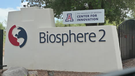 Biosphere-2-Eingangsschild,-Tucson,-Arizona