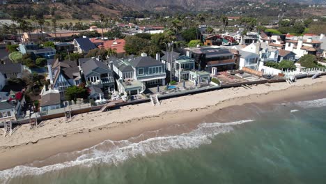 Million-Dollar-Homes-line-the-beach-in-Malibu,-Southern-California