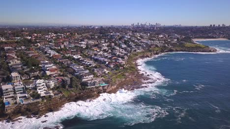Häuser-Mit-Blick-Auf-Das-Meer-über-Der-Klippe-Und-Blick-Auf-Sydney-CBD-Am-Horizont