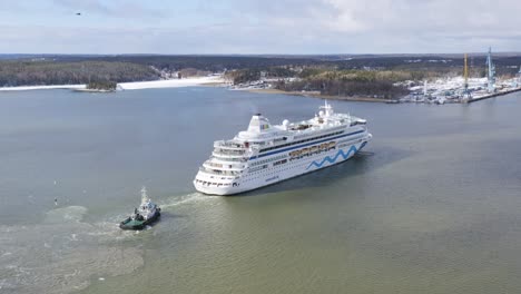 El-Crucero-Aidavita-Llega-Al-Astillero-De-Reparación-Turku-Brlt-Asistido-Por-El-Remolcador-Dunker-De-Alfons-Håkans