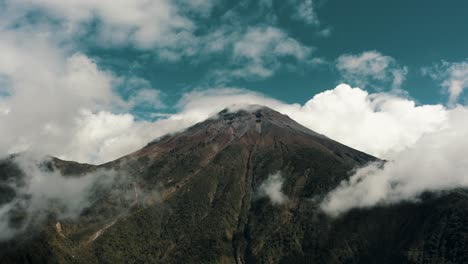 Vista-Panorámica-Del-Volcán-Tungurahua-En-Ecuador---Toma-Aérea-De-Drones