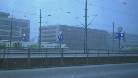 El-Tren-Llega-A-La-Plataforma-De-La-Estación-De-Helsinki-Durante-Una-Fuerte-Tormenta-De-Nieve