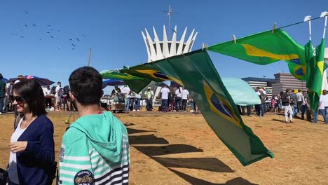 Der-Pro-Waffen-Protest-In-Der-Stadt-Brasilia,-Als-Der-Brasilianische-Präsident-Bolsonario-Ein-Dekret-Unterzeichnete,-Das-Es-Den-Brasilianern-Erleichtert,-Waffen-Zu-Hause-Zu-Behalten