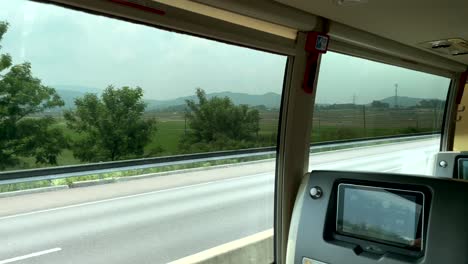 Zeitlupen-Pov-Aus-Einem-Luxusbus-Während-Der-Reise-Durch-Das-Land-Südkorea