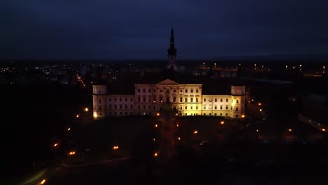 Majestätische-Schönheit-Der-Klosterburg-In-Olomouc-Unter-Dem-Wintermond:-Ein-Schneebedecktes-Wunderland-Mit-Kerzenbeleuchteten-Fenstern,-Gefrorenen,-Schneebedeckten-Dächern-Und-Einer-Prächtigen-Fassade-Inmitten-Einer-Ruhigen-Winternacht